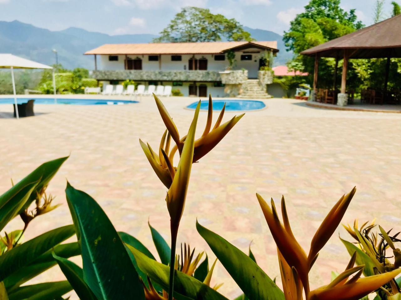 Hosteria Tierra Dorada Yantzaza Ngoại thất bức ảnh